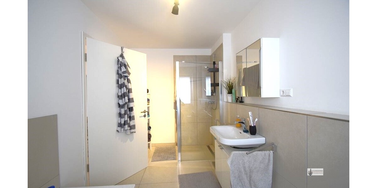 Badezimmer mit Dusche und Glaswand