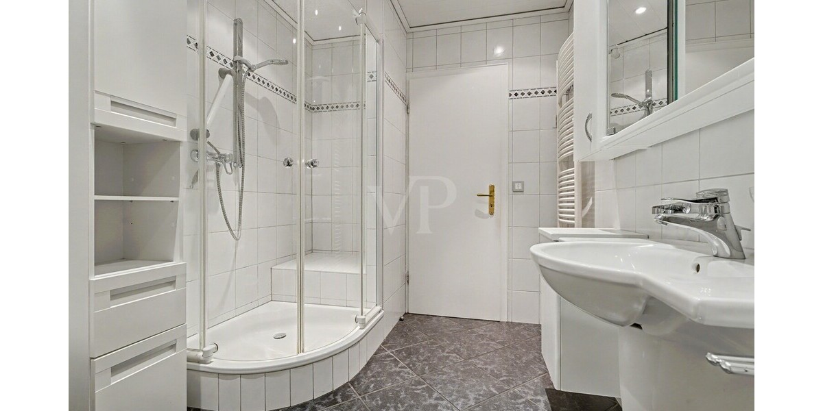 EG Familienbad mit Dusche, WC und HWB