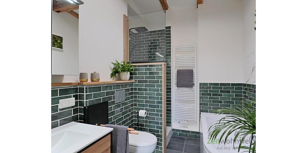 Bad mit Dusche und Wanne