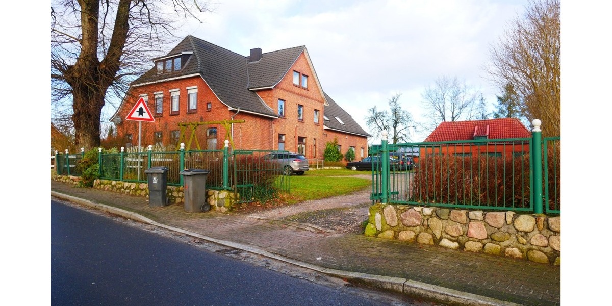 Ansicht auf die Hofeinfahrt hinterm Haus