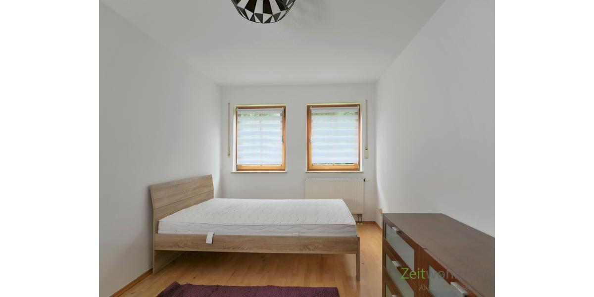 breites Bett im Schlafzimmer
