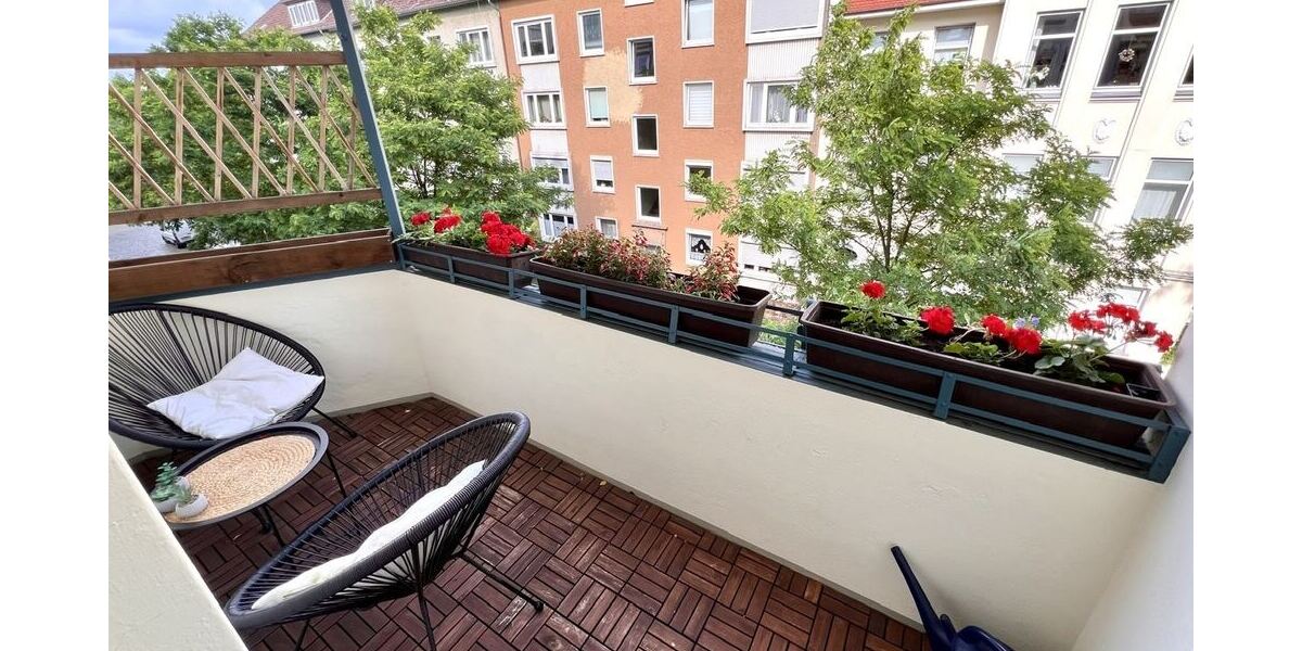Balkon zur Straßenseite ...