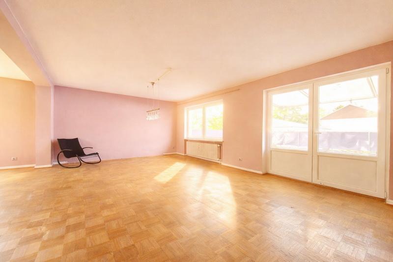 Grosszügiges Wohnzimmer mit Parkett