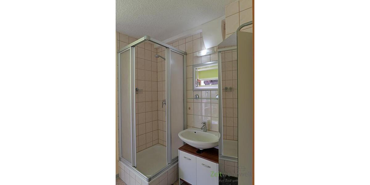 Dusche, Waschbecken, Spiegel
