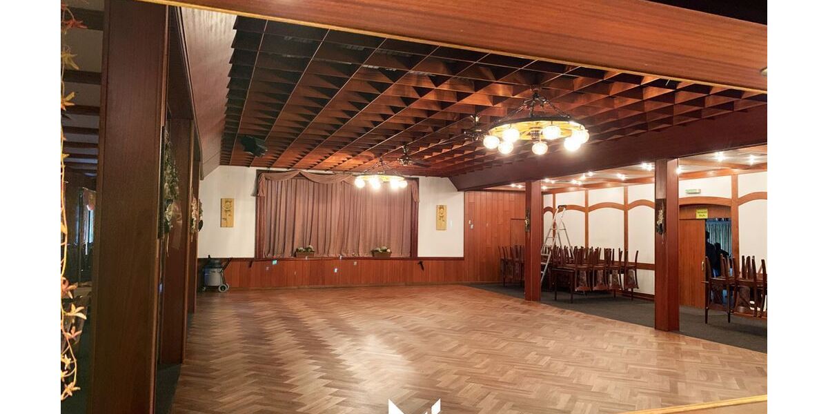 großer Saal mit Tanzfläche und Bühne
