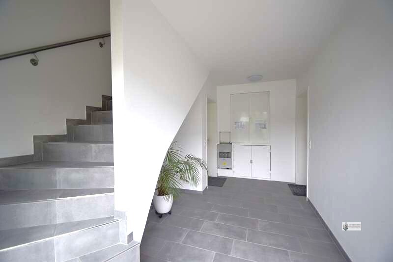 Hausflur mit Treppe ins DG und Sicherungskasten