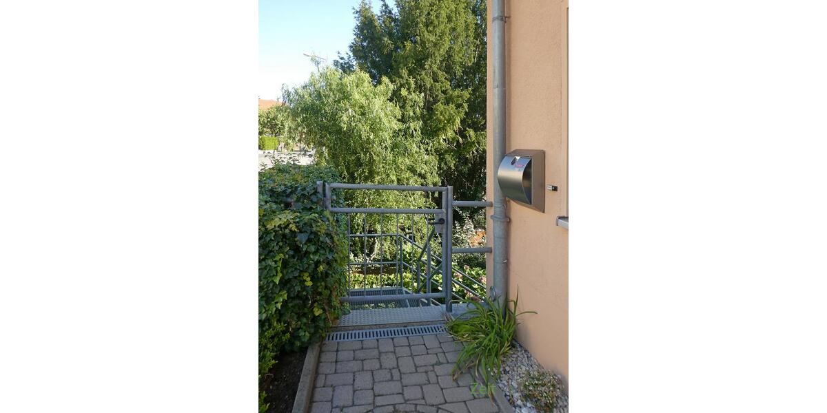 Grundstückseingang und Briefkasten