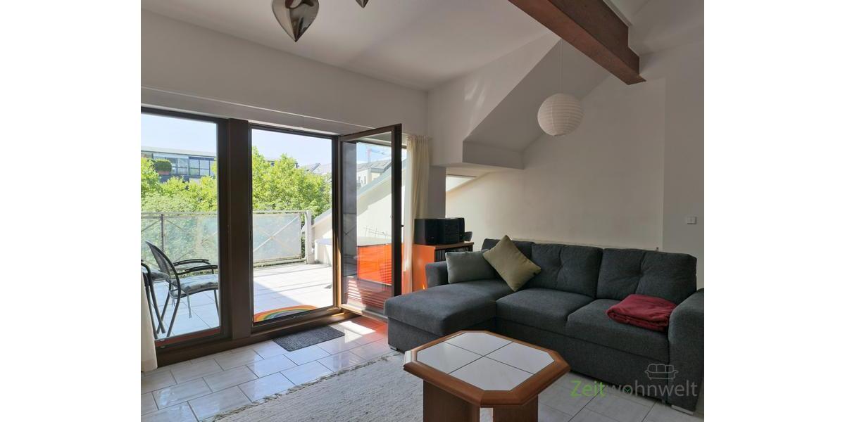 großes Sofa vor dem Dachbalkon