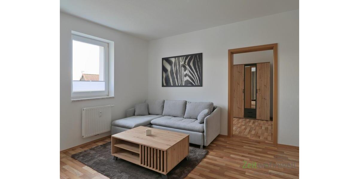 links_Blick zu Sofa und Zwischenraum