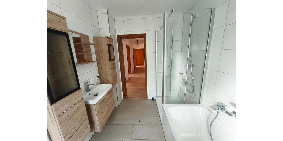 Bad mit Badewanne und Dusche Bild 4