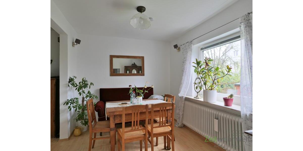 Sofa hinter dem Esstisch