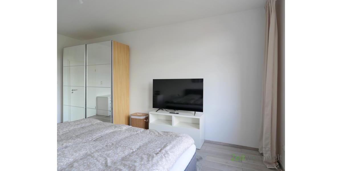 Blick zu TV und Kleiderschrank