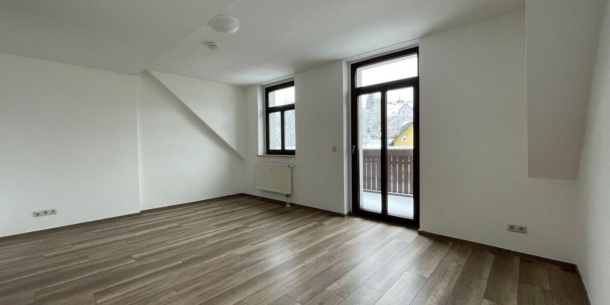 Wohnzimmer mit großem Balkon