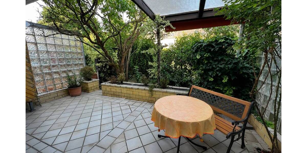 Terrasse mit Garten