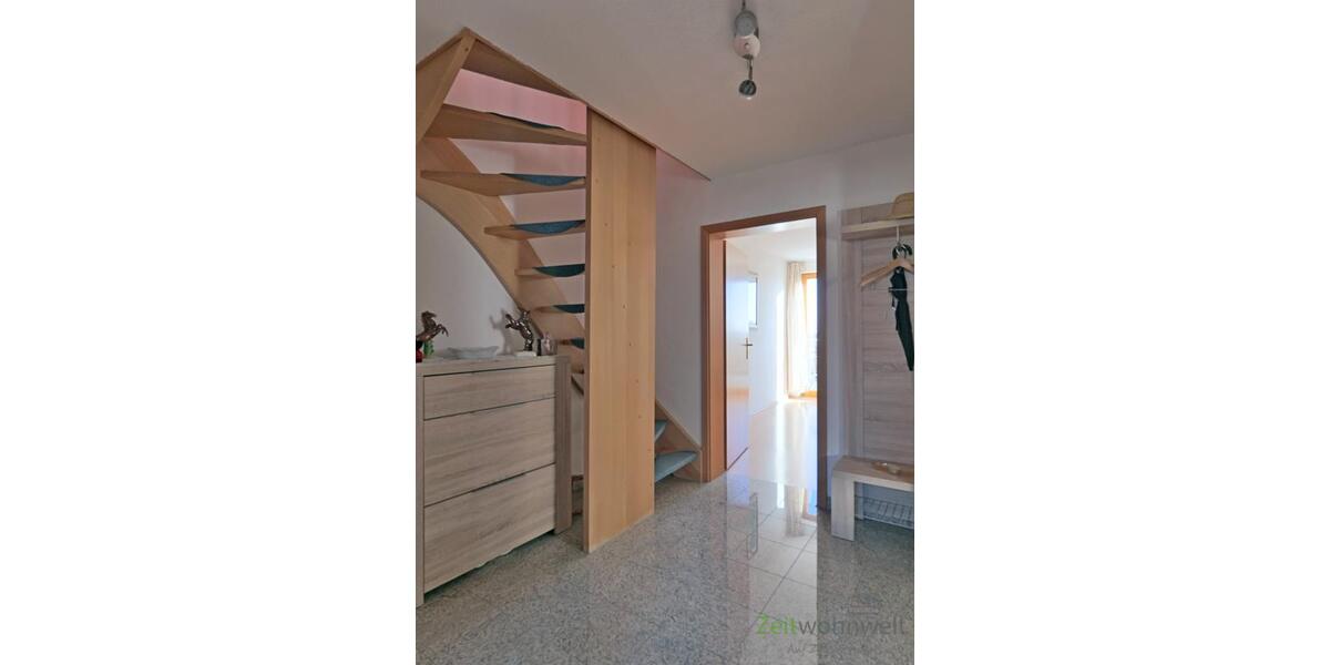 Wohnungsflur mit Innentreppe