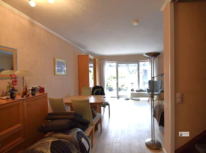  Blick ins Wohnzimmer mit Terrassentür