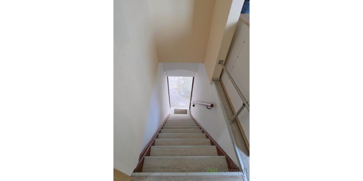 Blick auf die Treppe zum Eingang