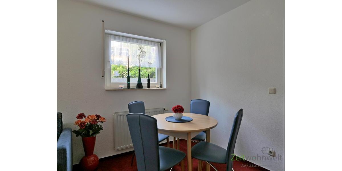 kleiner Esstisch im Wohnzimmer