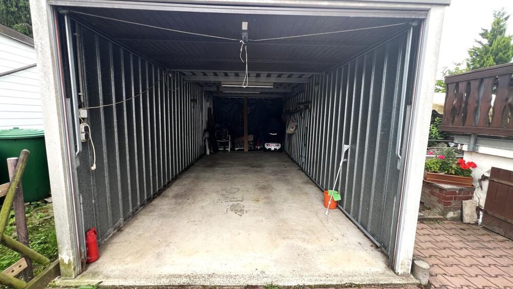 Garage ca. 9 x 3 m