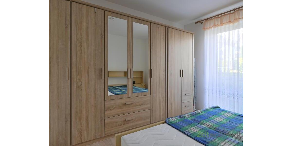großer Kleiderschrank