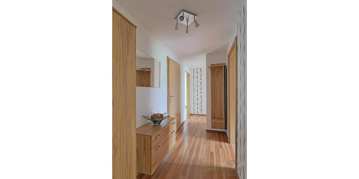 Wohnungsflur mit Garderobe