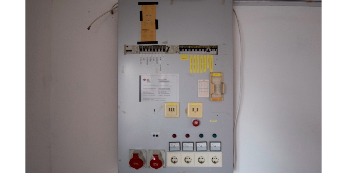 Sicherungsanlage mit Starkstromanschlüssen