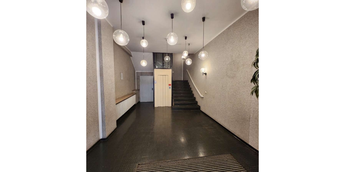 Eingang Treppenhaus mit Fah...