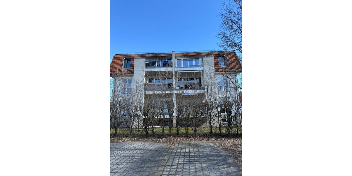 Hausansicht mit Balkon