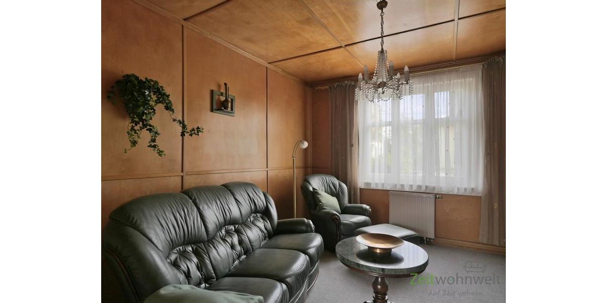 Sofa und Sessel im Wohnzimmer