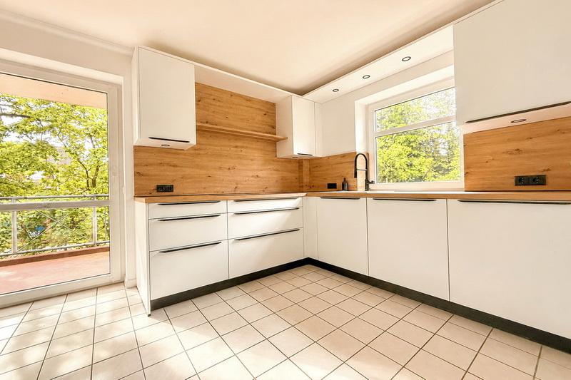 Moderne Küche mit Balkonzugang