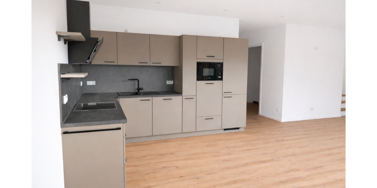 Offener, heller Bereich fuer Kueche, Esszimmer und