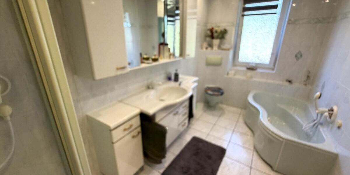 Bad mit Wanne, Dusche und WC