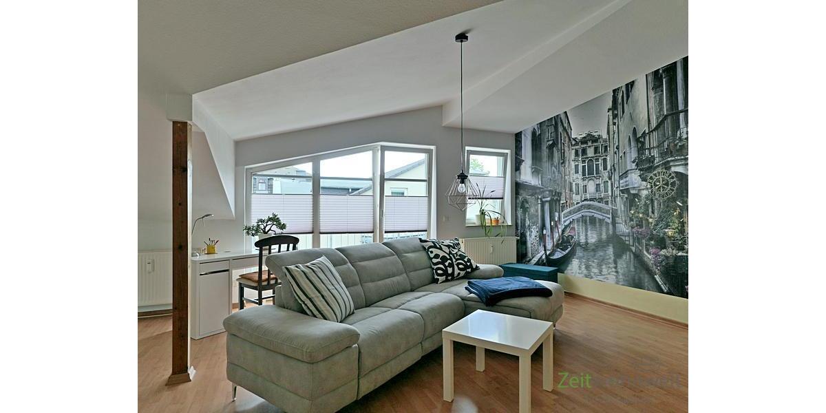 kleiner Schreibtisch vor dem breiten Balkon