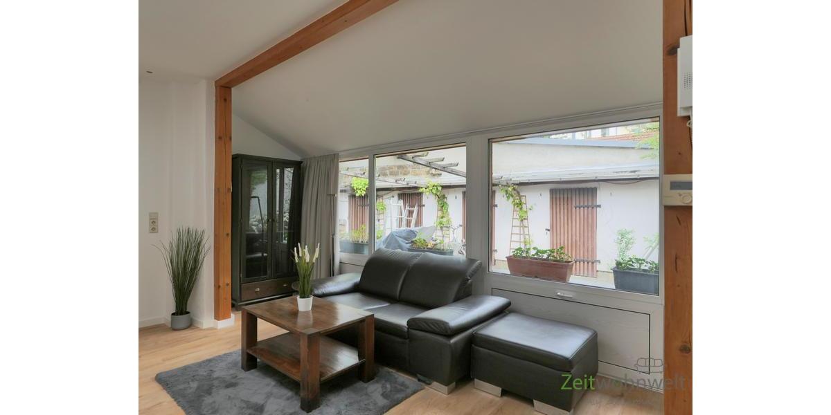 Blick zu Vitrine und Sofa