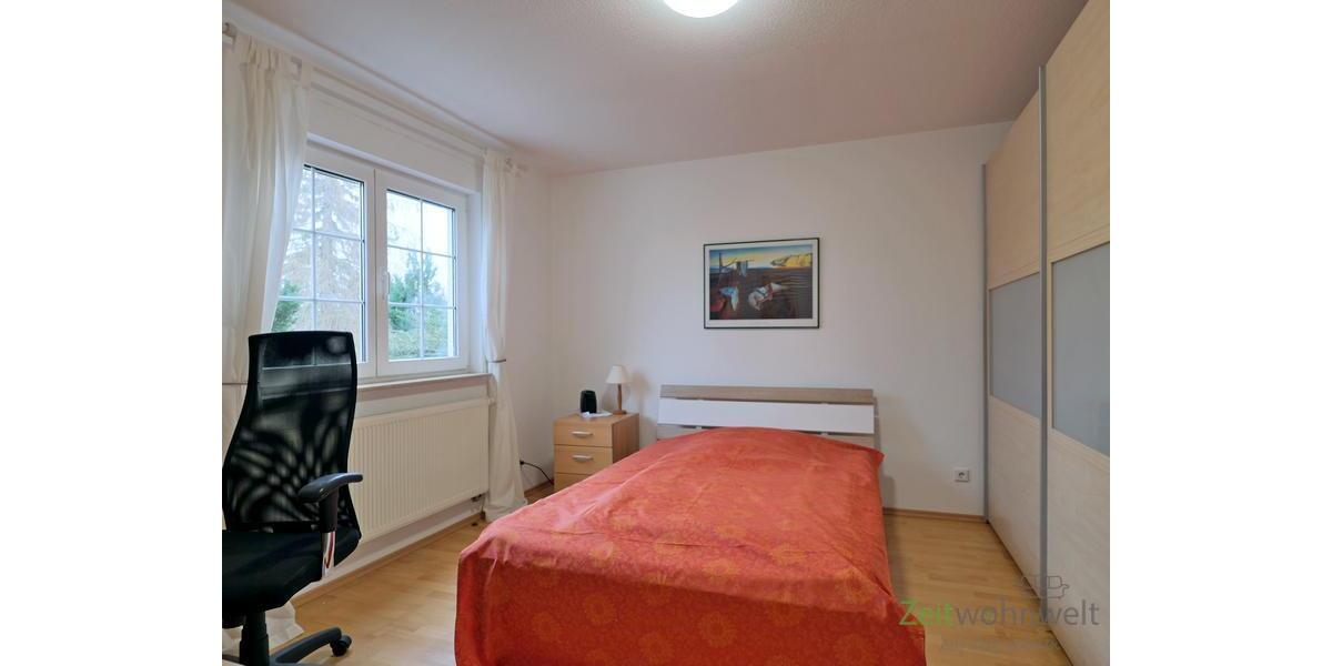 Schlafzimmer mit XXL-Kleideraschrank