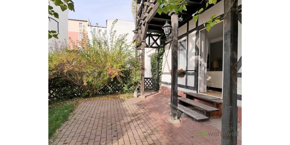 eigener kleiner Garten mit Terrasse