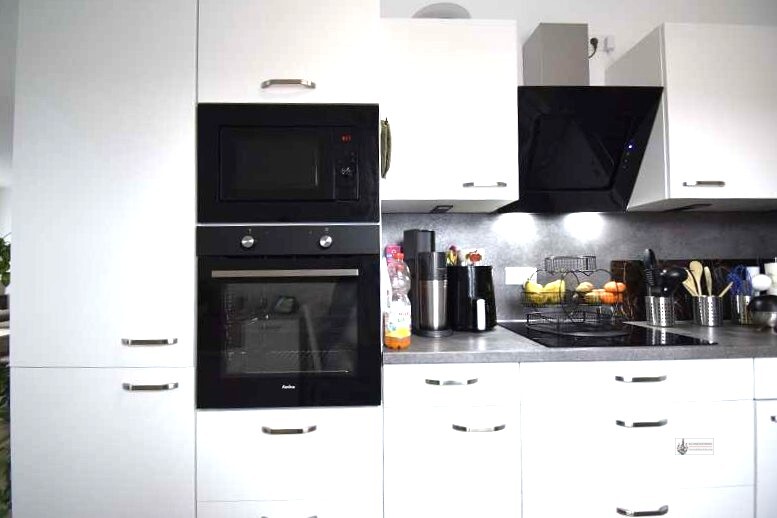 Backofen und Mikrowelle mit Kühl- Gefrierkombi