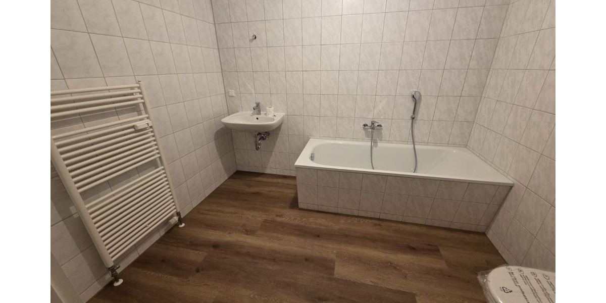 erstes Bad mit Badewanne