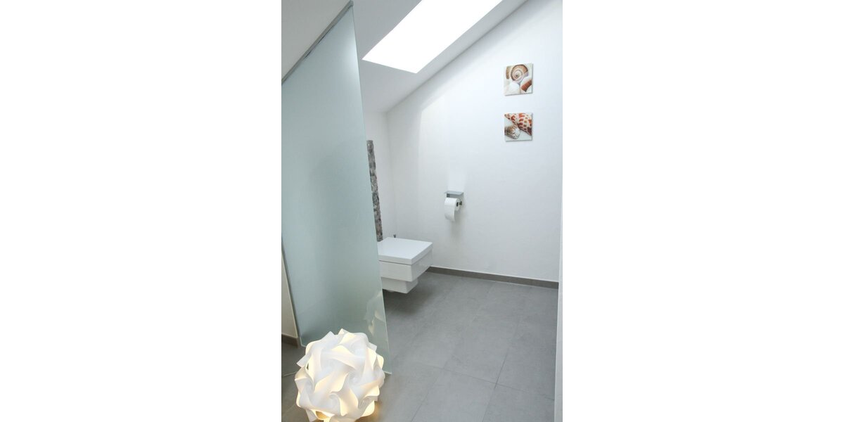 Licht durchflutet Sanitärbereich