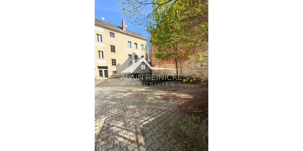 Innenhof mit Stellplätzen