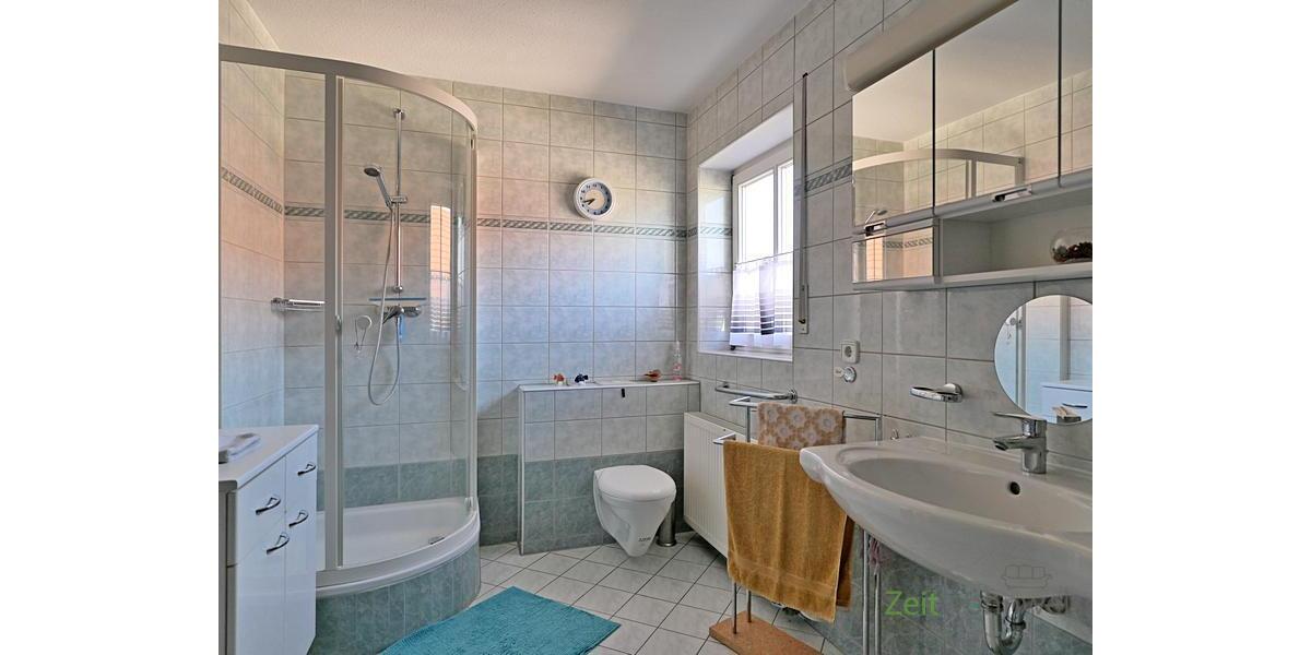 Dusche und Waschtisch
