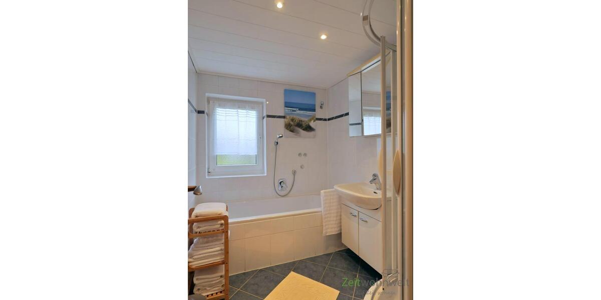 Dusche und Wanne im Bad