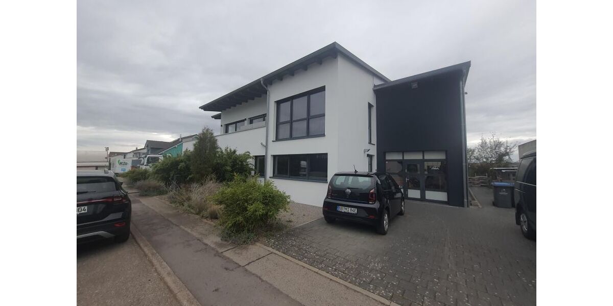 Provisionsfrei* Moderne Gewerbeimmobilie mit Büro, Wohnung und Halle - KfW 70, Solaranlage, hochwertige Ausstattung - Gewerbeobjekt Altdorf | Angebot:23812378