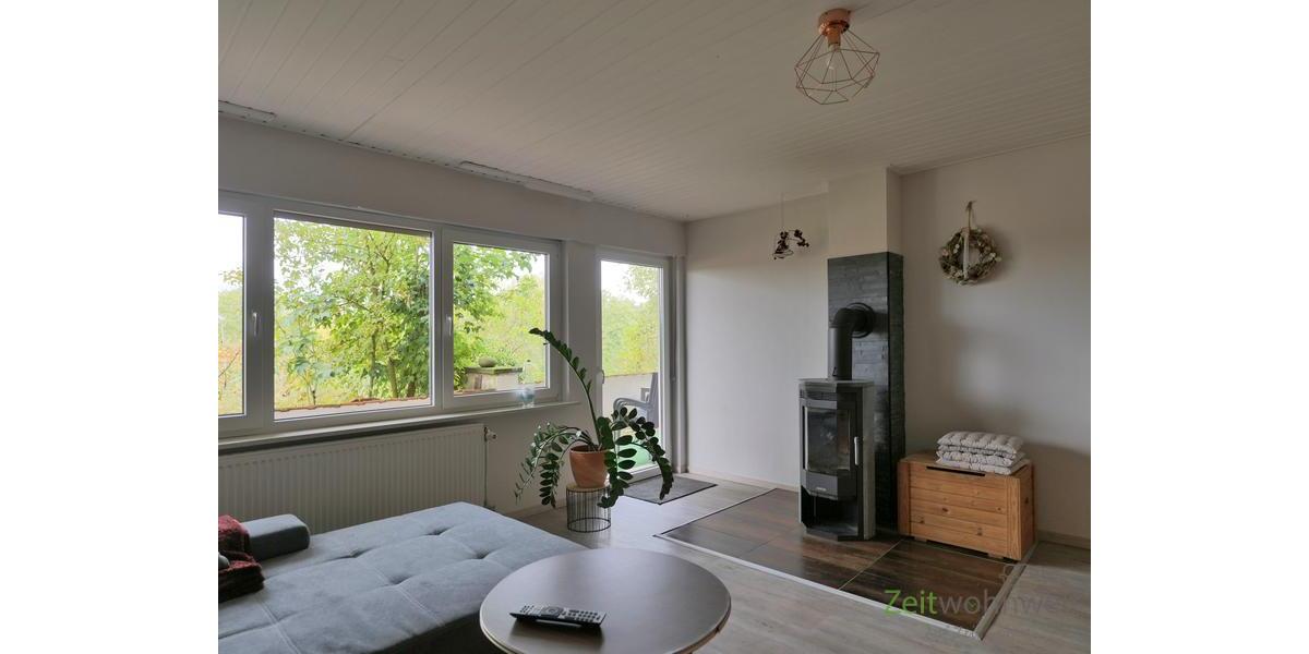 Blick zu Kamin und Terrassenausgang