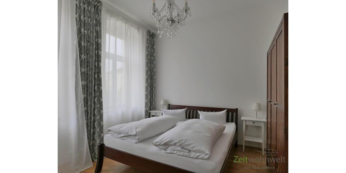 Doppelbett und Kleiderschrank