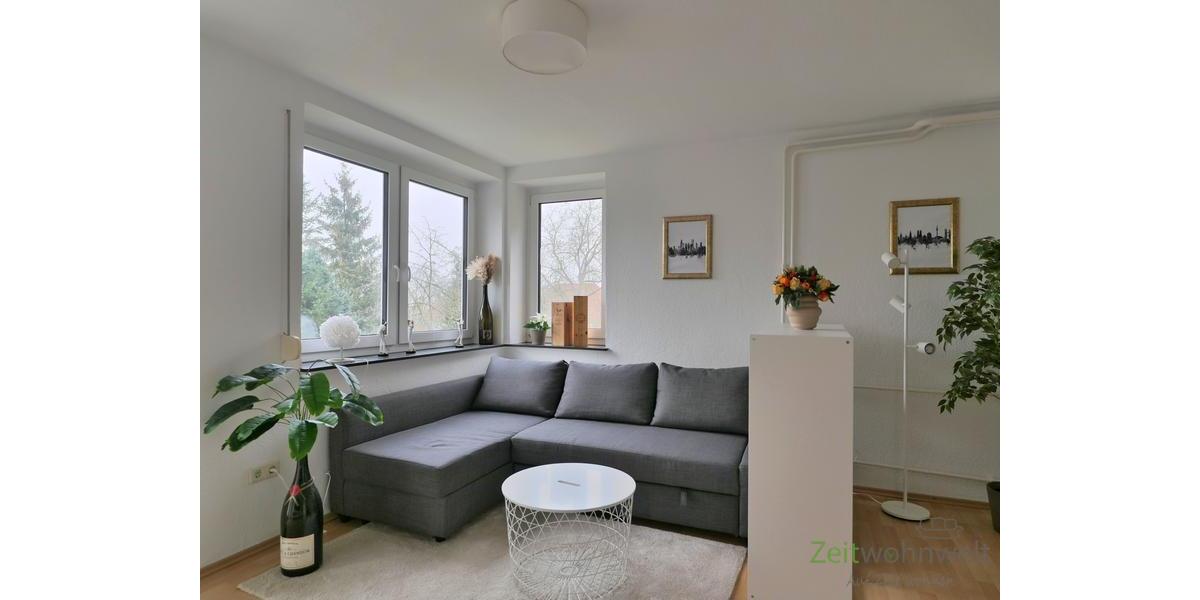 Sofa-Sitzecke am Fenster