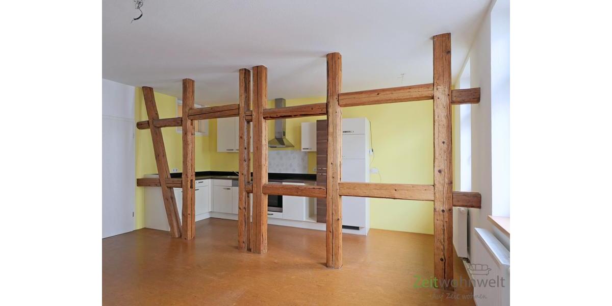 Einbauküche hinter den Holzbalken