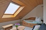 (EF1025_M) Dresden: Ockerwitz, preiswerte möblierte Dachwohnung mit Balkon und Grundreinigung, WLAN - Etagenwohnung Dresden Ockerwitz | Angebot:27157364