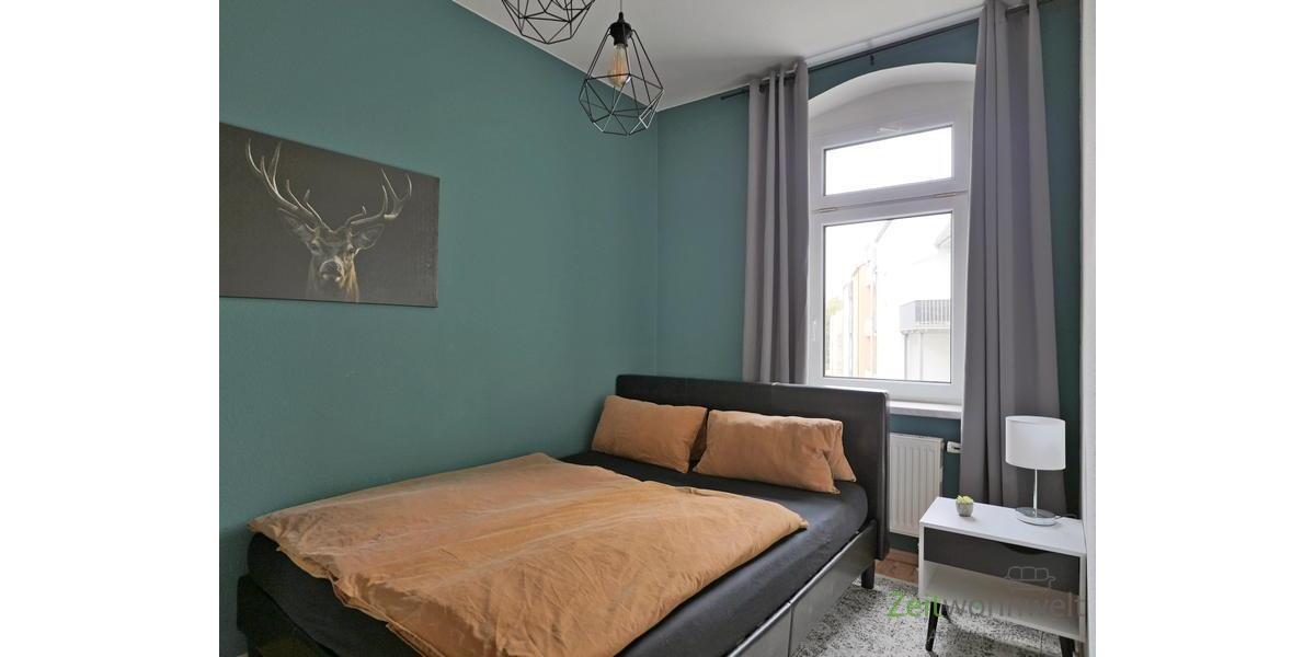 breites Bett im Schlafzimmer