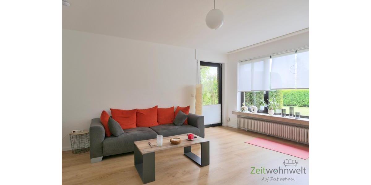 Sofa und Seitenausgang zur Terrasse